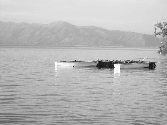 LAGO Y BOTES.jpg